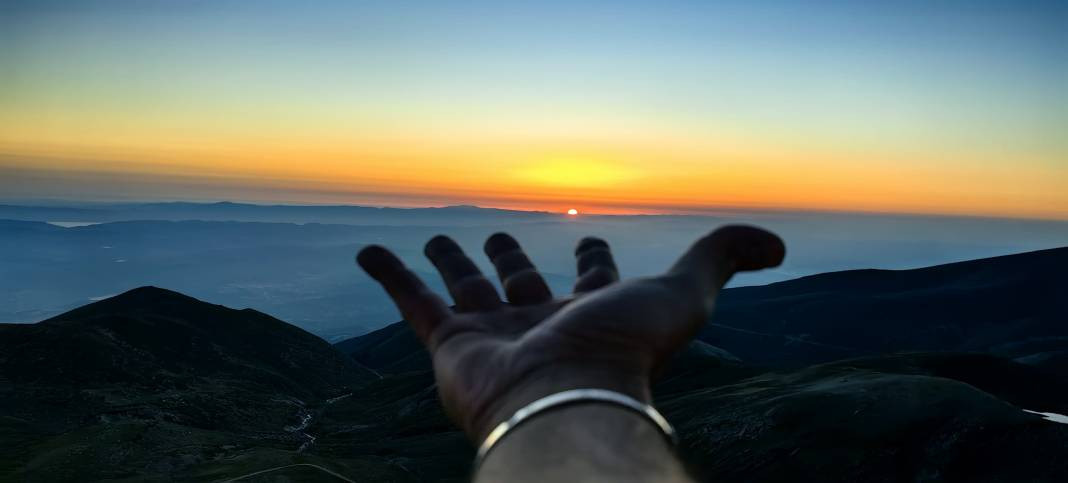 Uludağ’ın zirvesinde görüntülendi: Gün doğumu ve ayın batışı aynı karede - Resim: 9